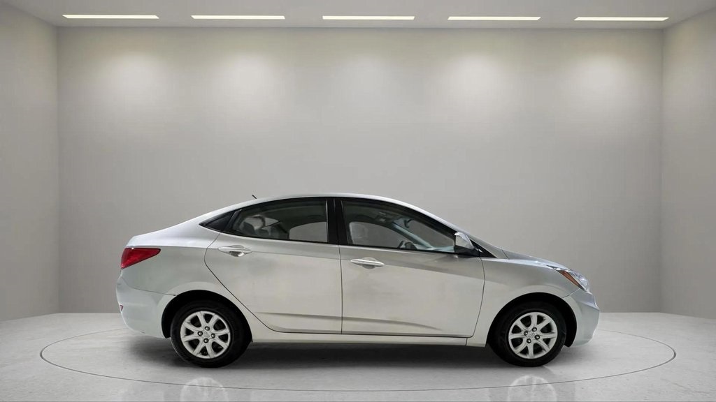 2013 Hyundai Accent GLS photo 2