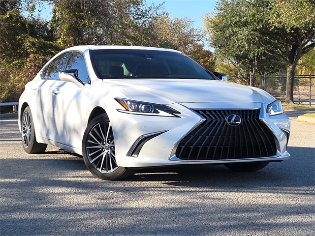 2024 Lexus ES 350's photo