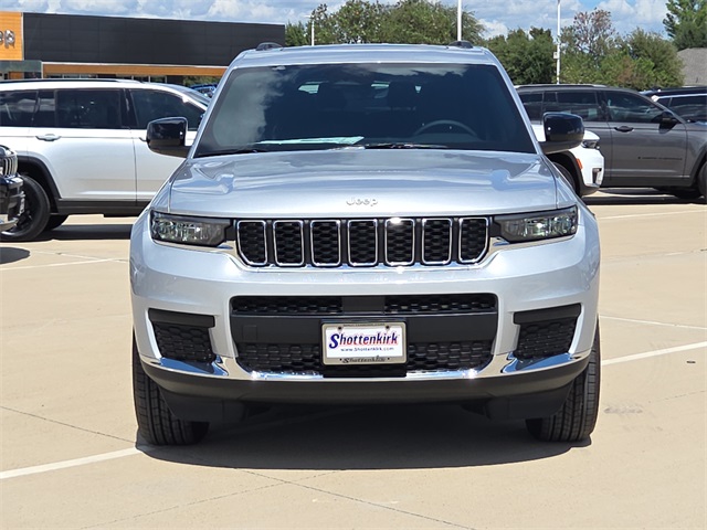 2025 Jeep Grand Cherokee Laredo photo 2