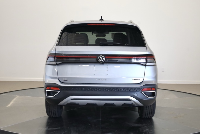 2025 Volkswagen Taos SE photo 3