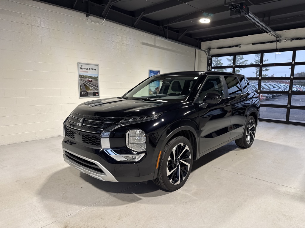 2024 Mitsubishi Outlander SE's photo