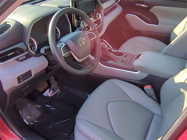 used 2022 Toyota Highlander car, priced at $33,911