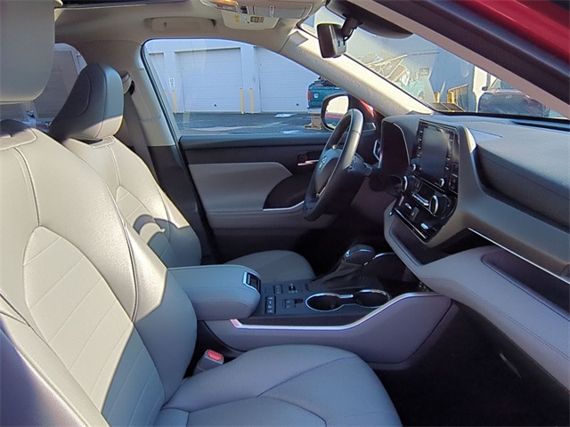 used 2022 Toyota Highlander car, priced at $33,911