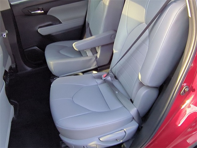 used 2022 Toyota Highlander car, priced at $33,911