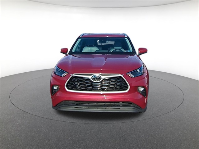 used 2022 Toyota Highlander car, priced at $33,911
