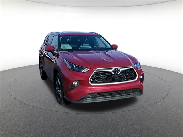 used 2022 Toyota Highlander car, priced at $33,911