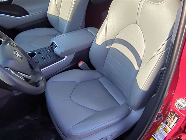 used 2022 Toyota Highlander car, priced at $33,911