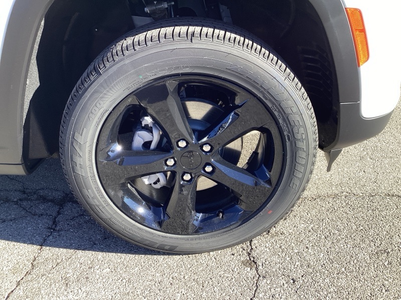 2025 Jeep Grand Cherokee Laredo photo 3