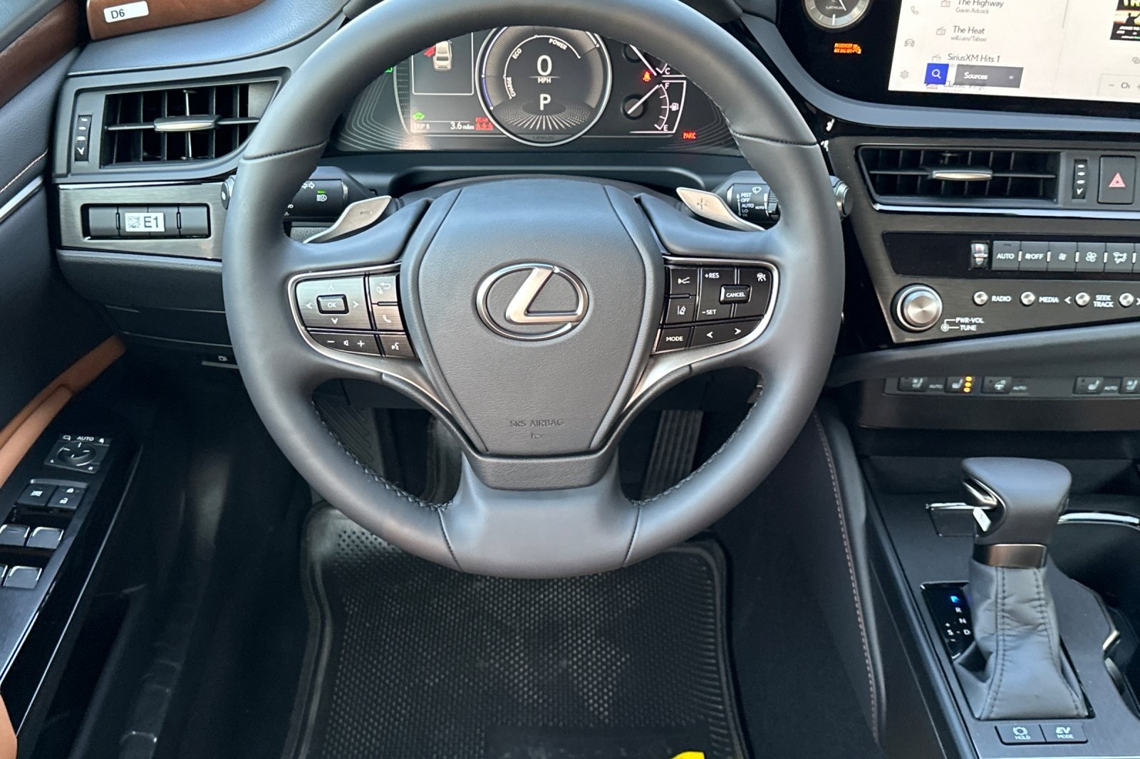 2025 Lexus ES 300h photo 11