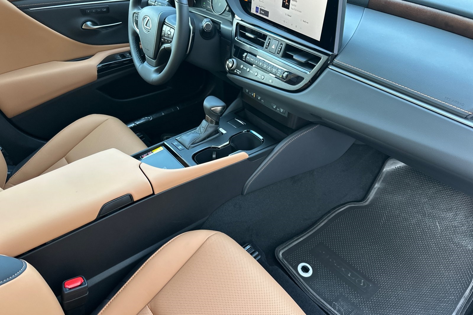 2025 Lexus ES 300h photo 12