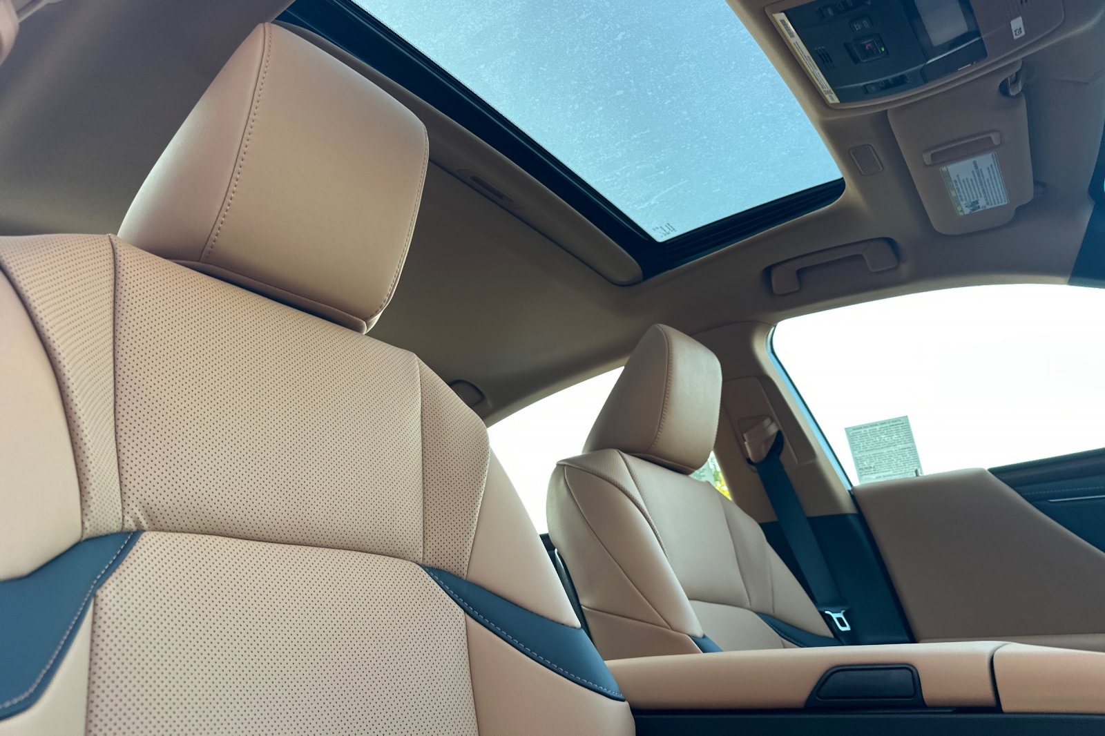 2025 Lexus ES 300h photo 13