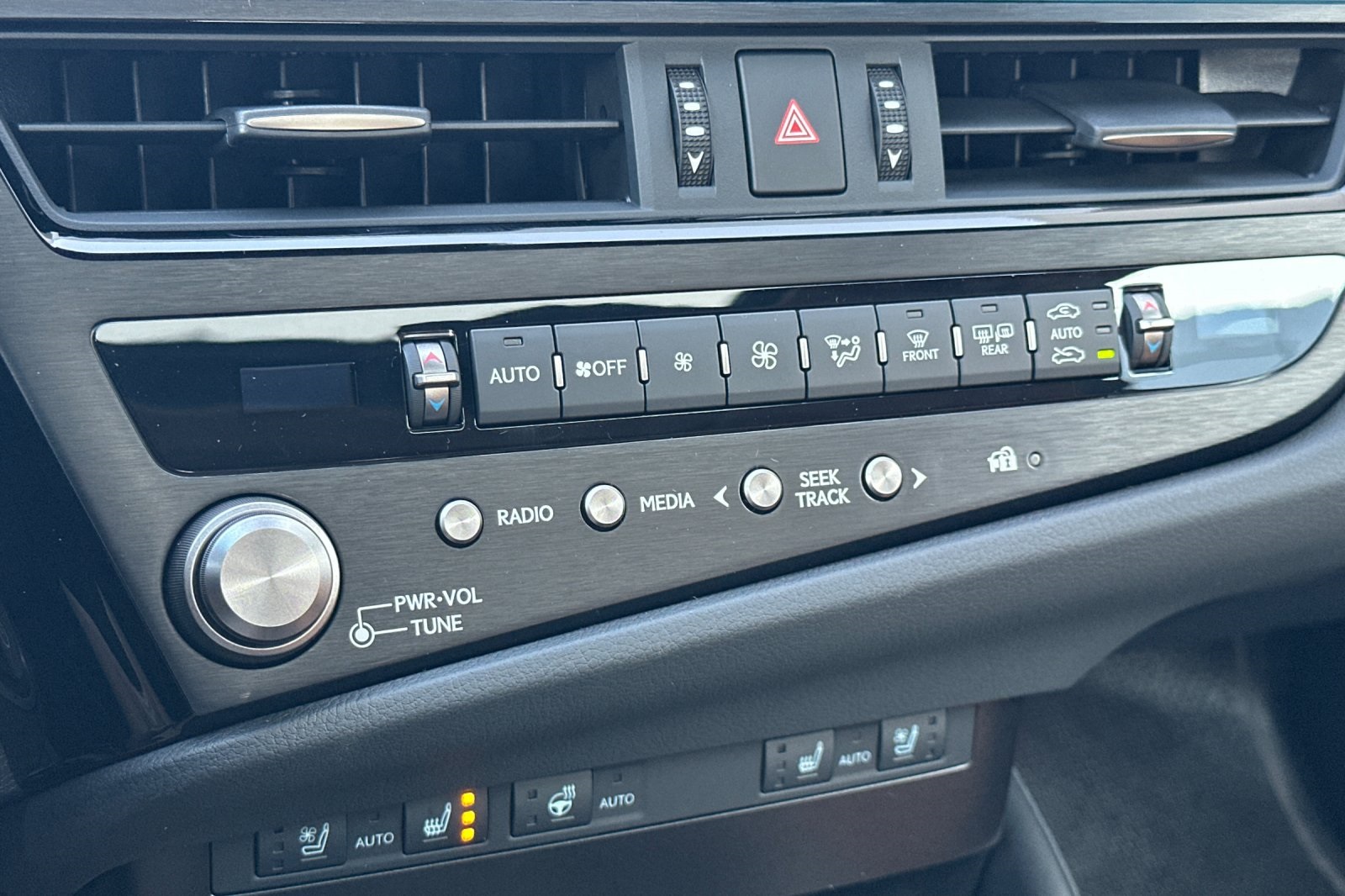 2025 Lexus ES 300h photo 16