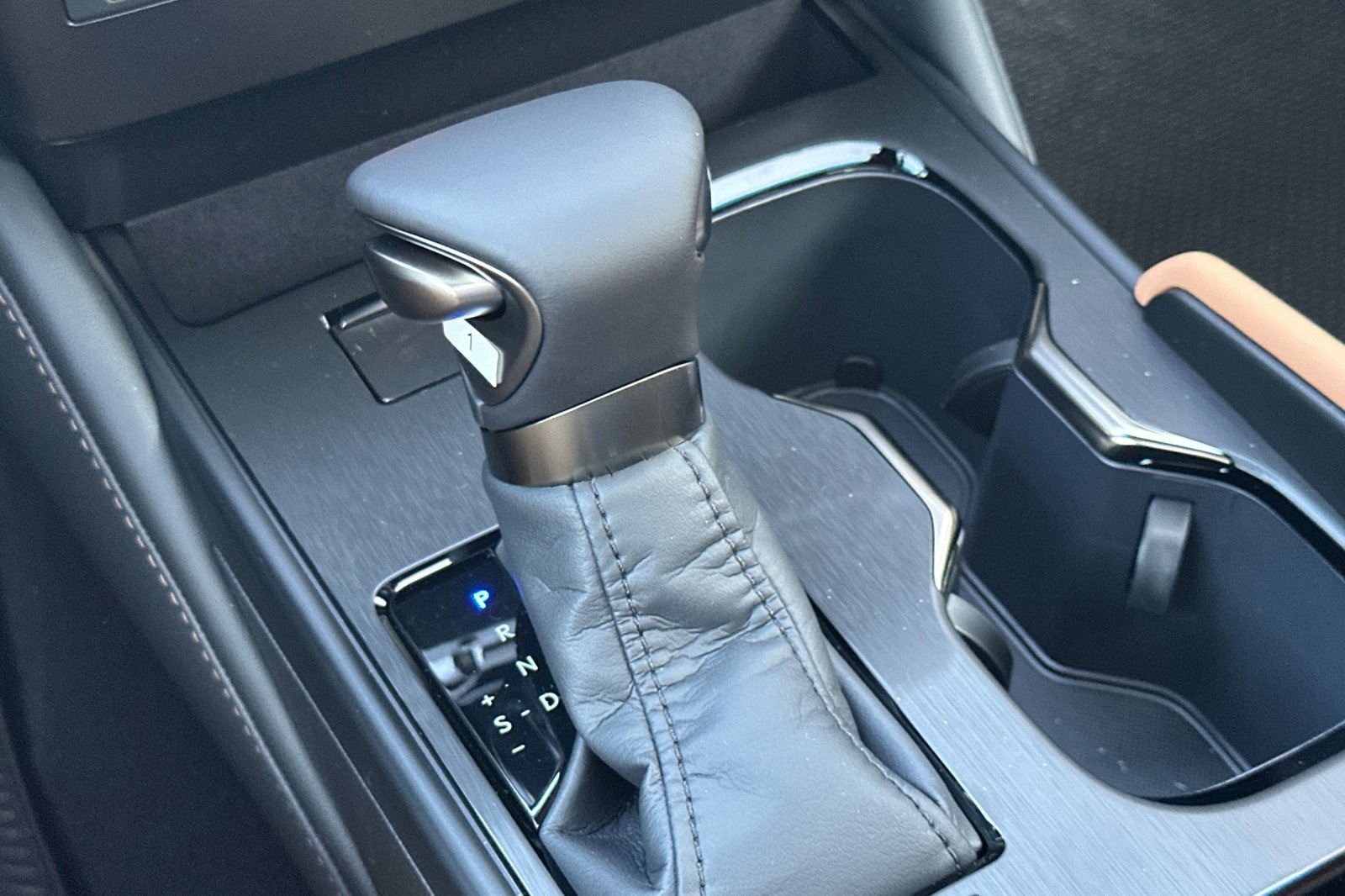 2025 Lexus ES 300h photo 17