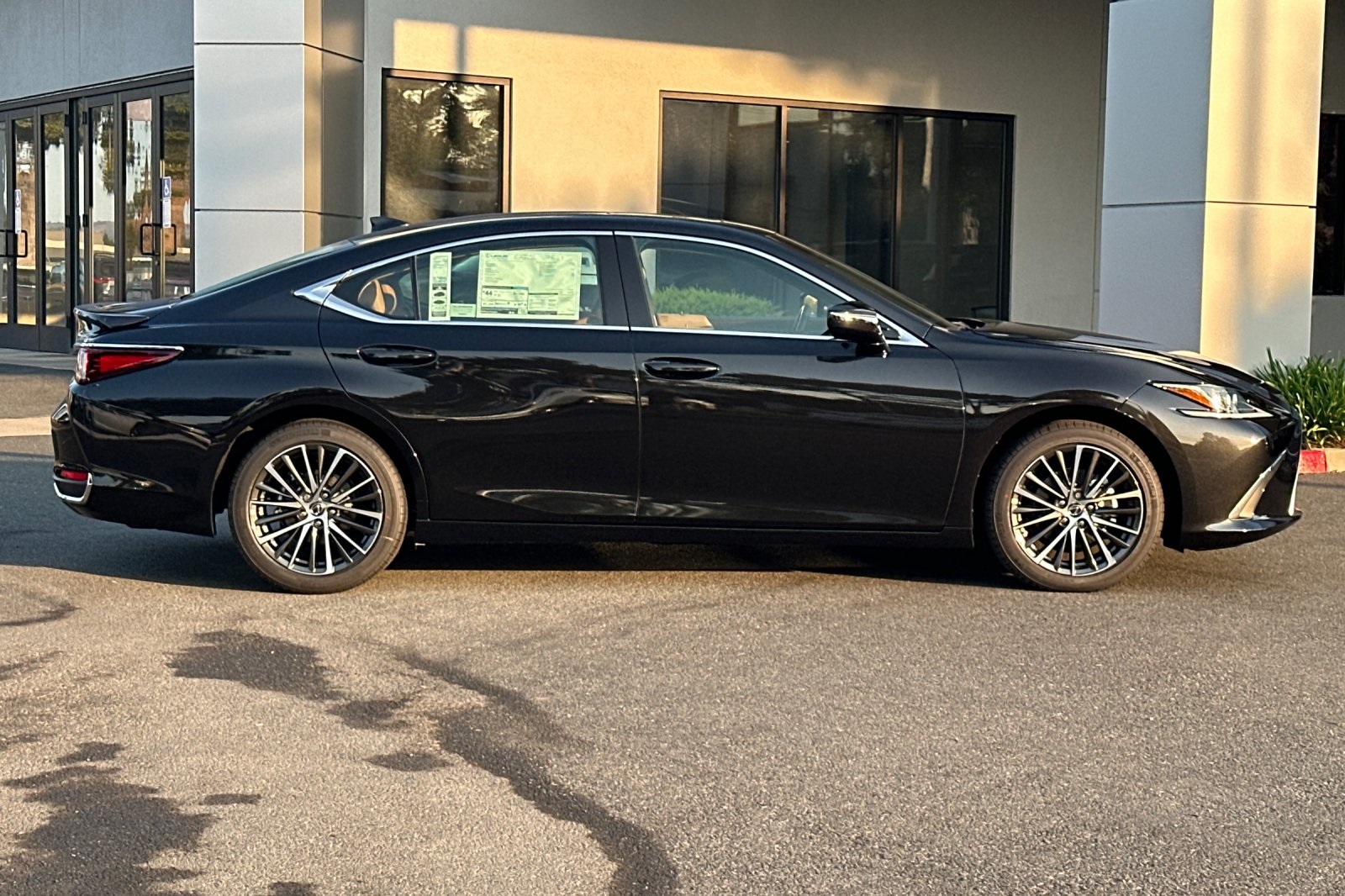 2025 Lexus ES 300h photo 3