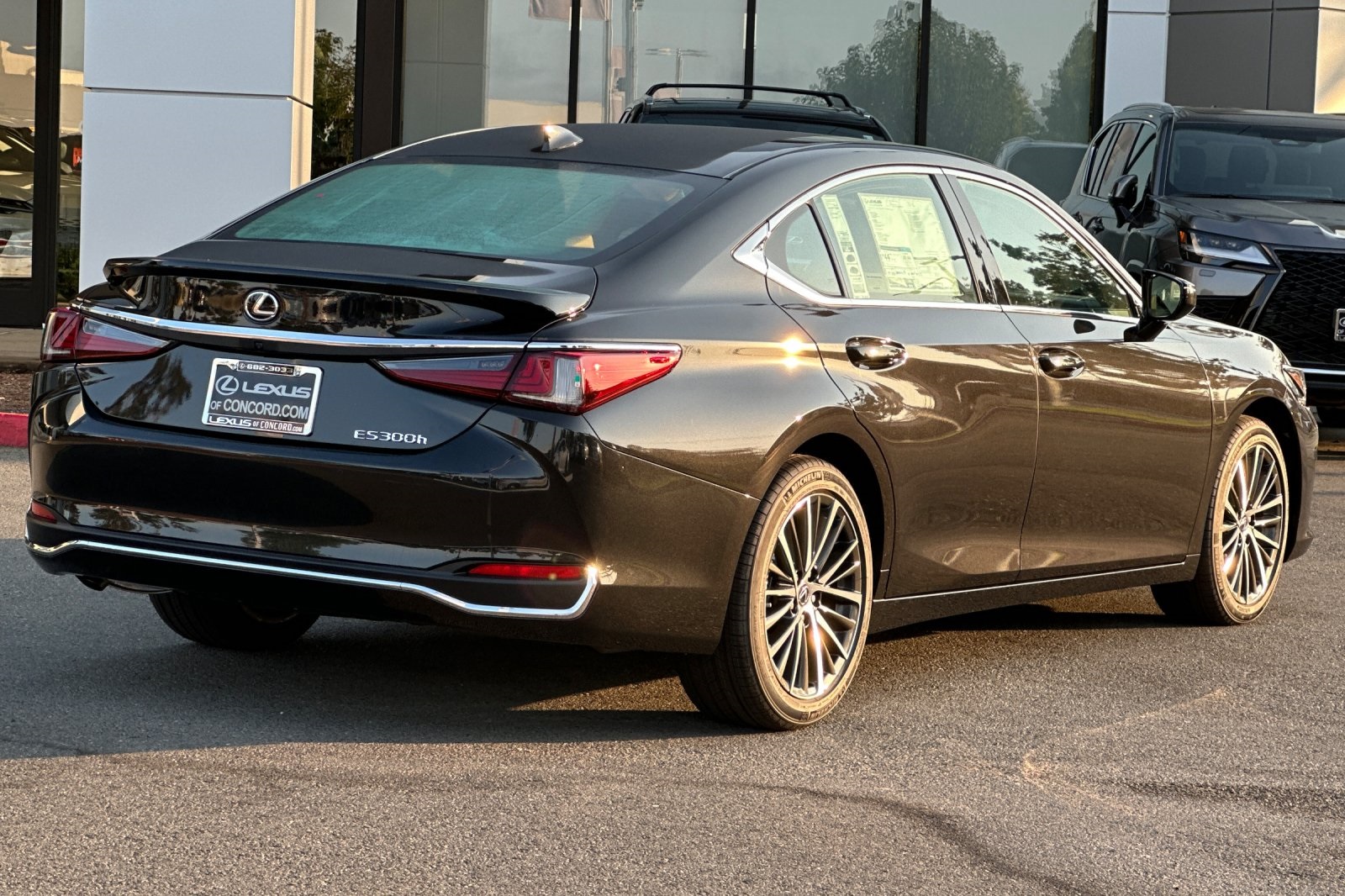2025 Lexus ES 300h photo 4