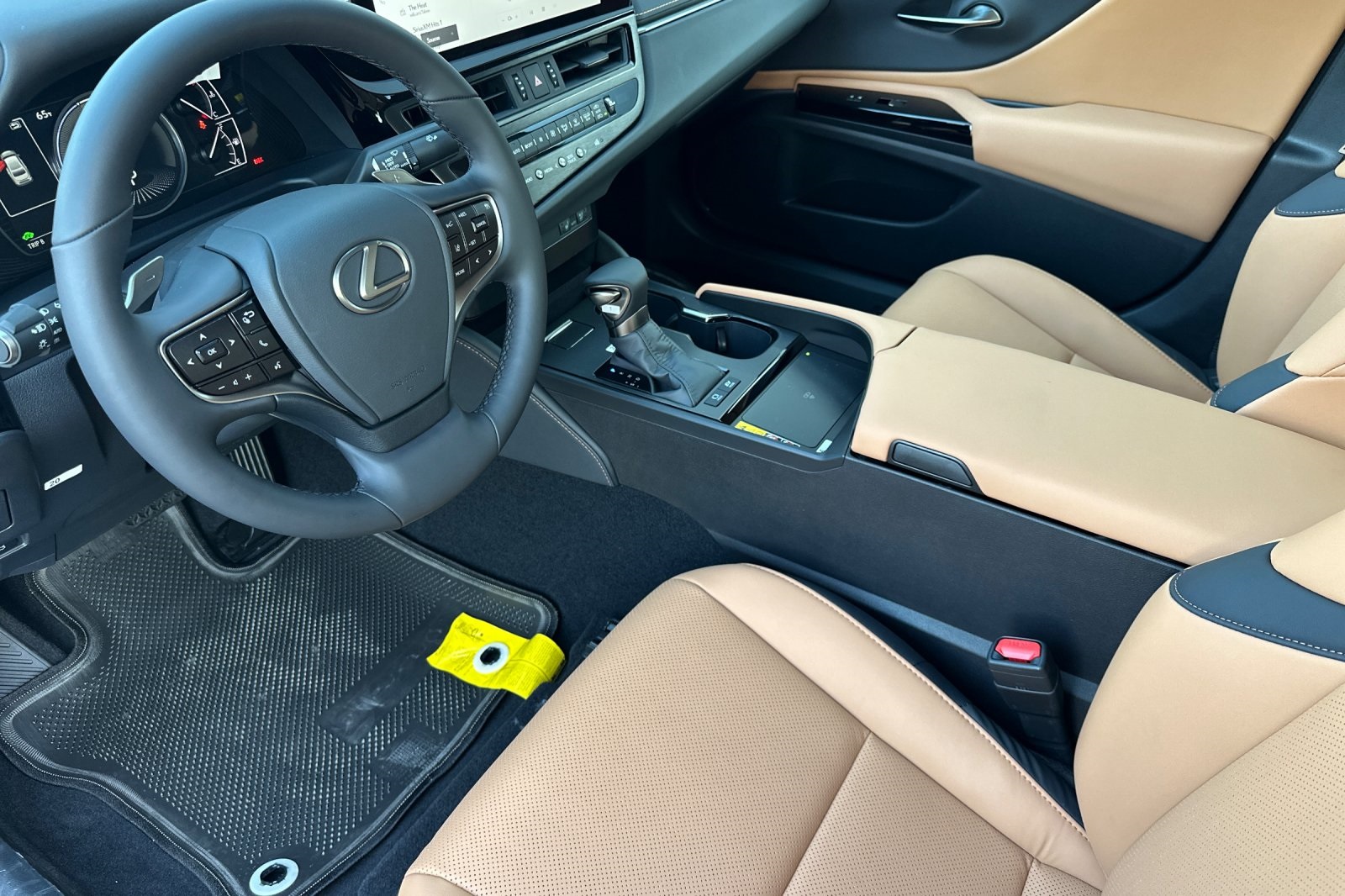 2025 Lexus ES 300h photo 7