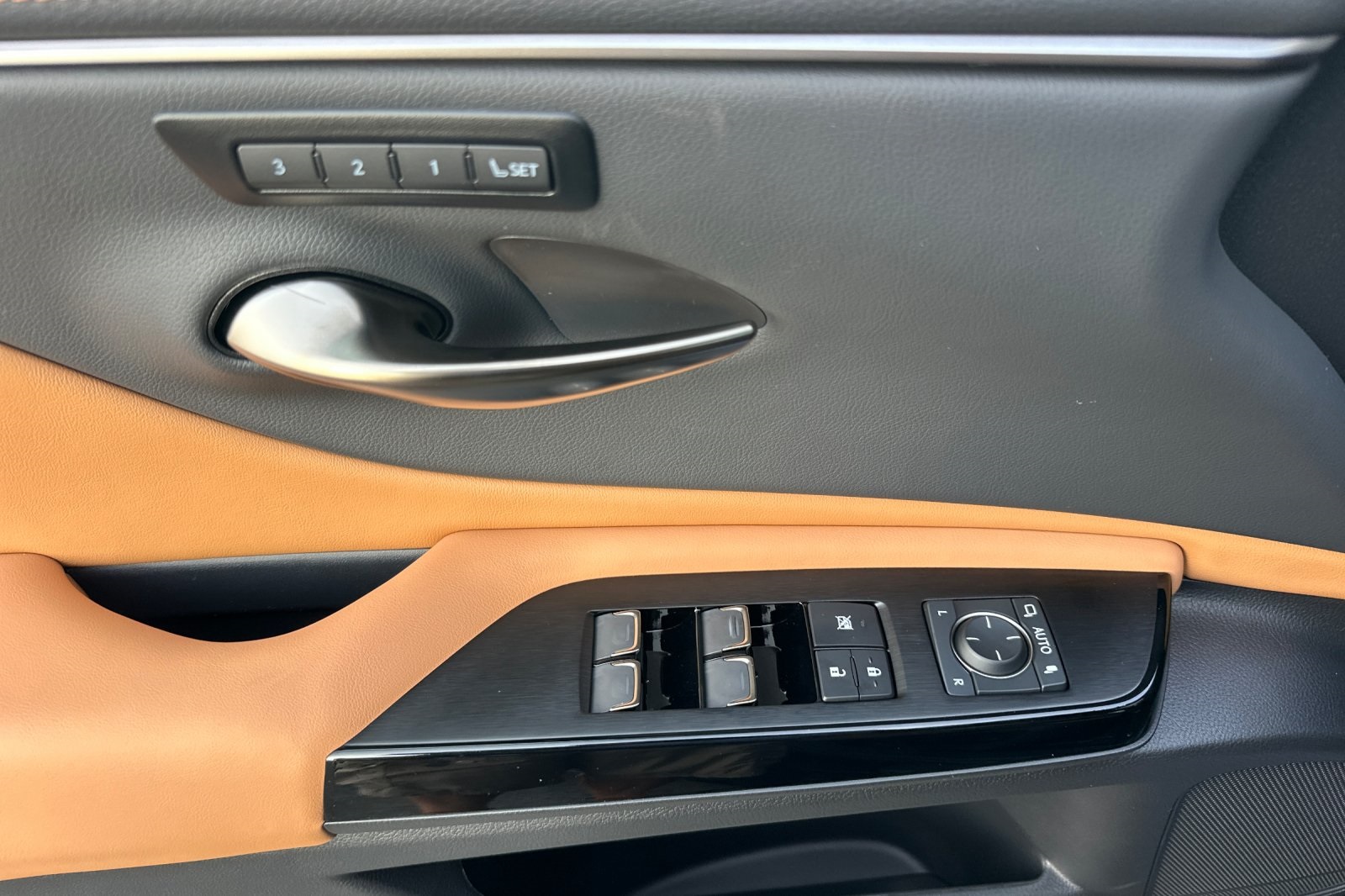 2025 Lexus ES 300h photo 8