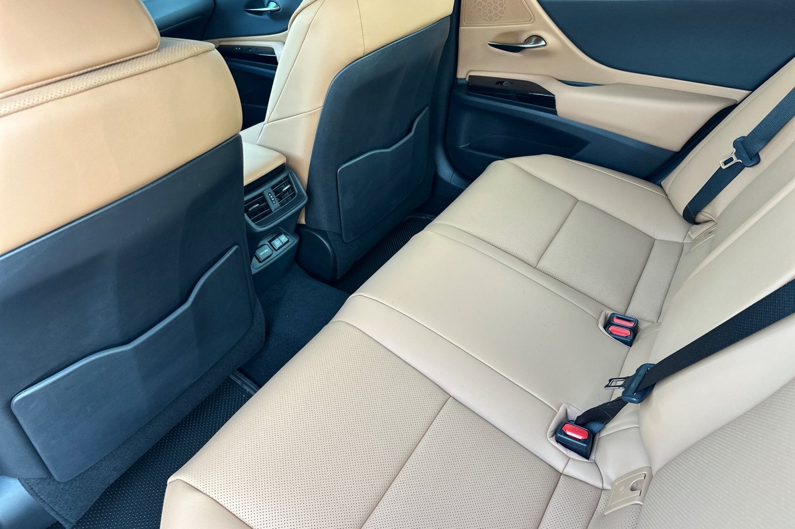 2025 Lexus ES 300h photo 9