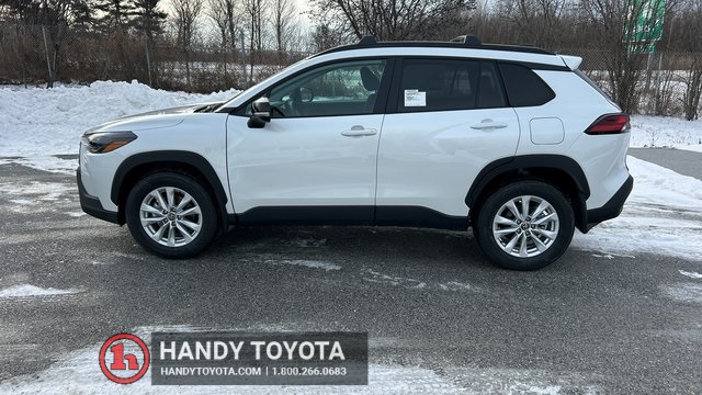 2026 Toyota Corolla Cross LE's photo