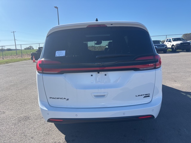2026 Chrysler Pacifica Limited photo 4