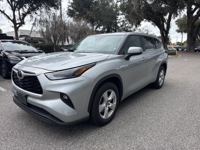 2023 Toyota Highlander LE's photo