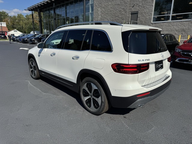 2025 Mercedes Benz GLB 250 4MATIC photo 4