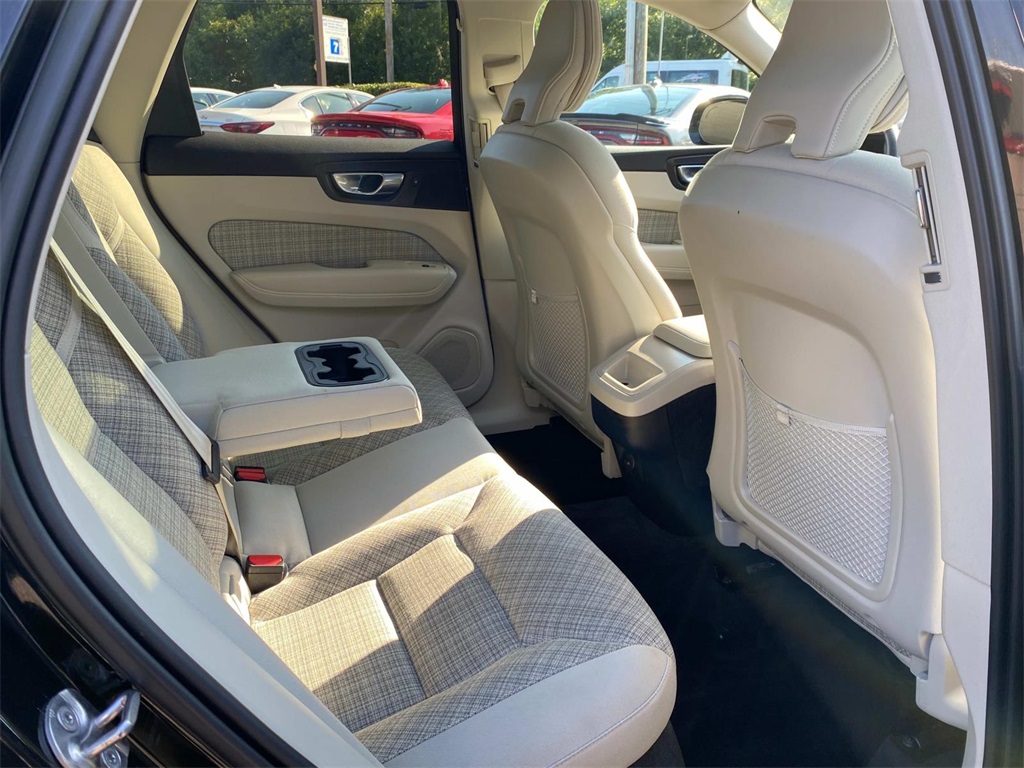 2022 Onyx Black Metallic Volvo XC60 B5 Momentum AWD SUV