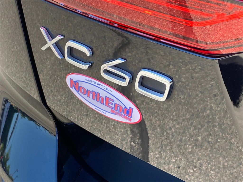 2022 Onyx Black Metallic Volvo XC60 B5 Momentum AWD SUV