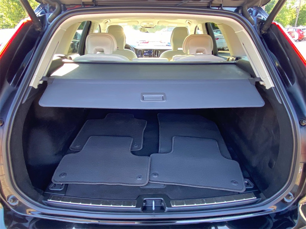 2022 Onyx Black Metallic Volvo XC60 B5 Momentum AWD SUV