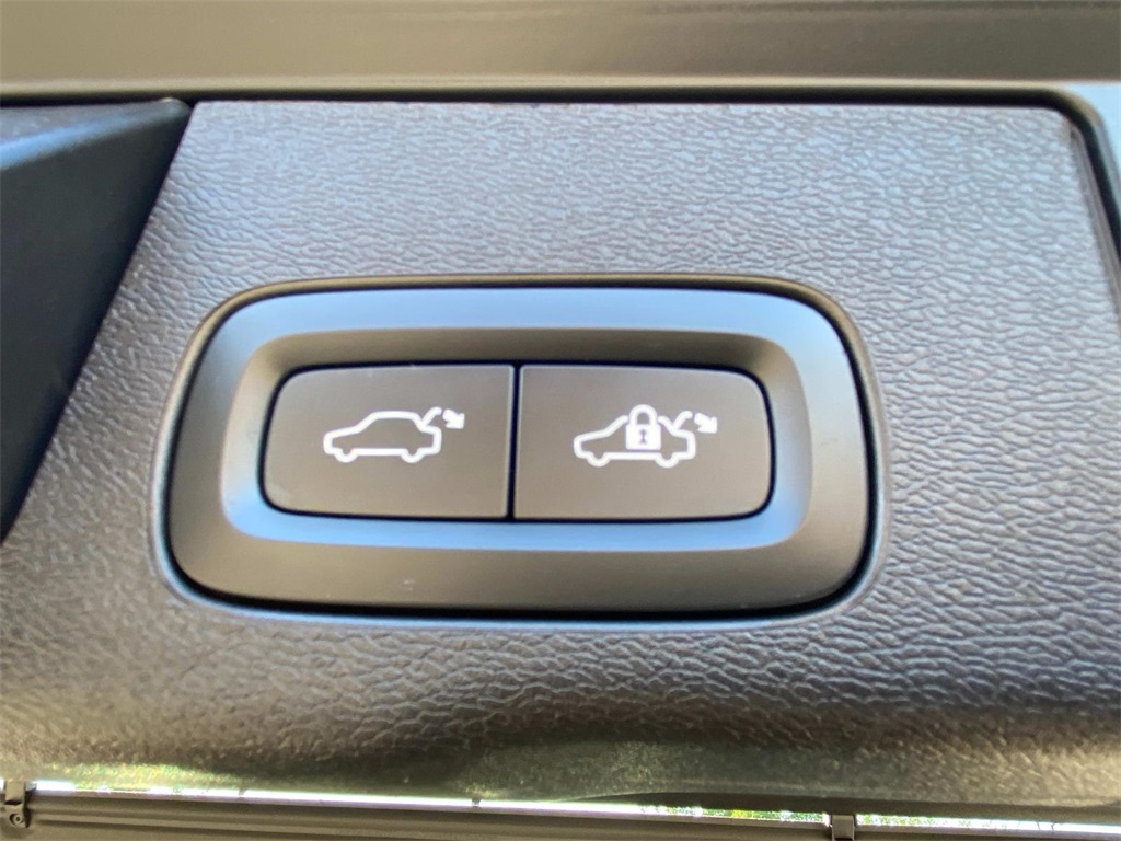 2022 Onyx Black Metallic Volvo XC60 B5 Momentum AWD SUV