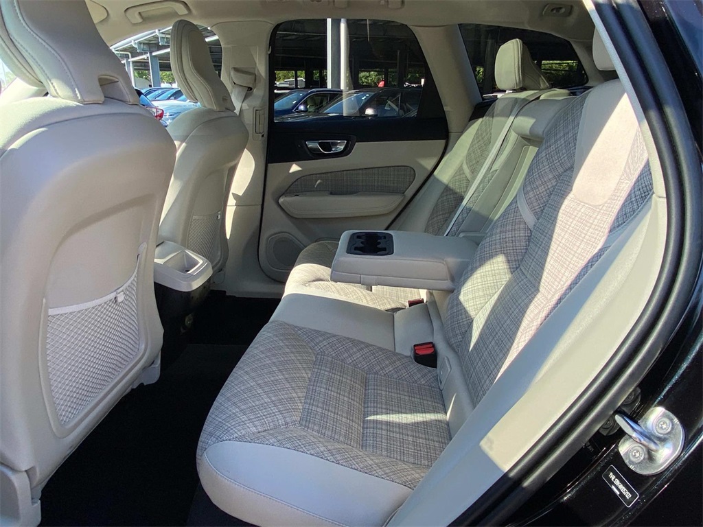 2022 Onyx Black Metallic Volvo XC60 B5 Momentum AWD SUV