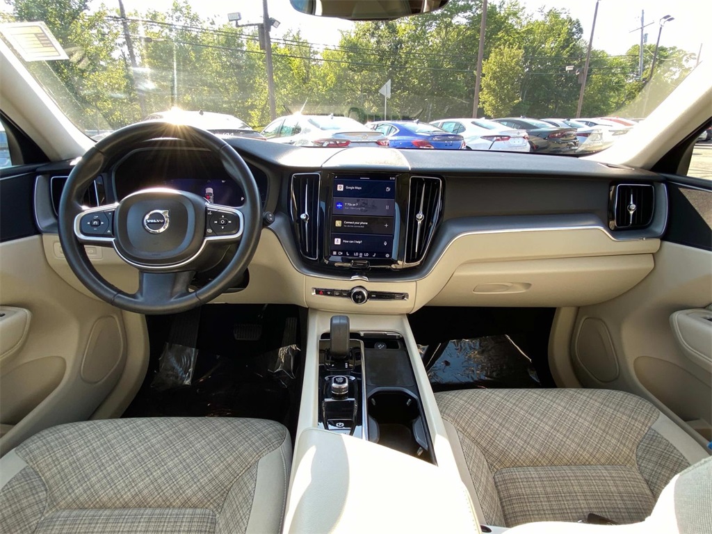 2022 Onyx Black Metallic Volvo XC60 B5 Momentum AWD SUV