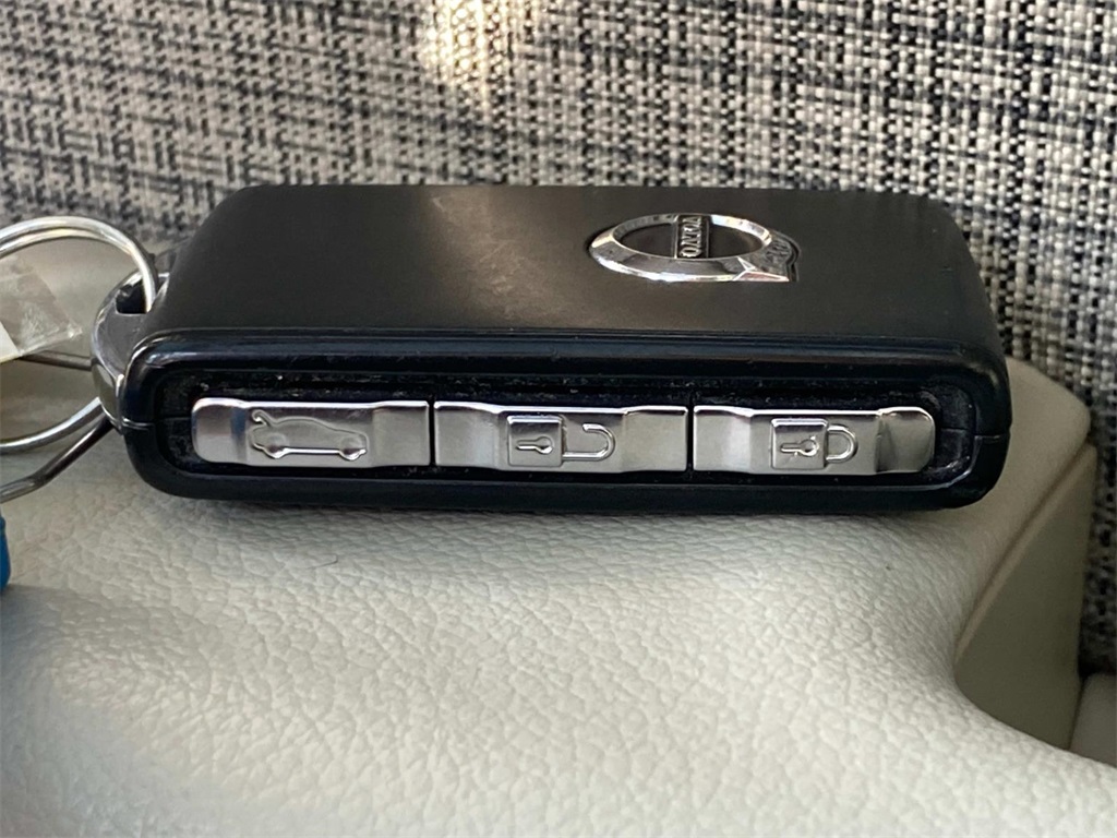 2022 Onyx Black Metallic Volvo XC60 B5 Momentum AWD SUV