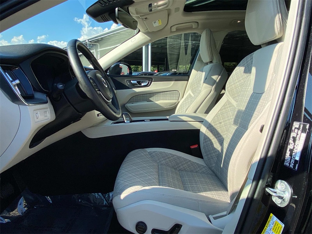 2022 Onyx Black Metallic Volvo XC60 B5 Momentum AWD SUV