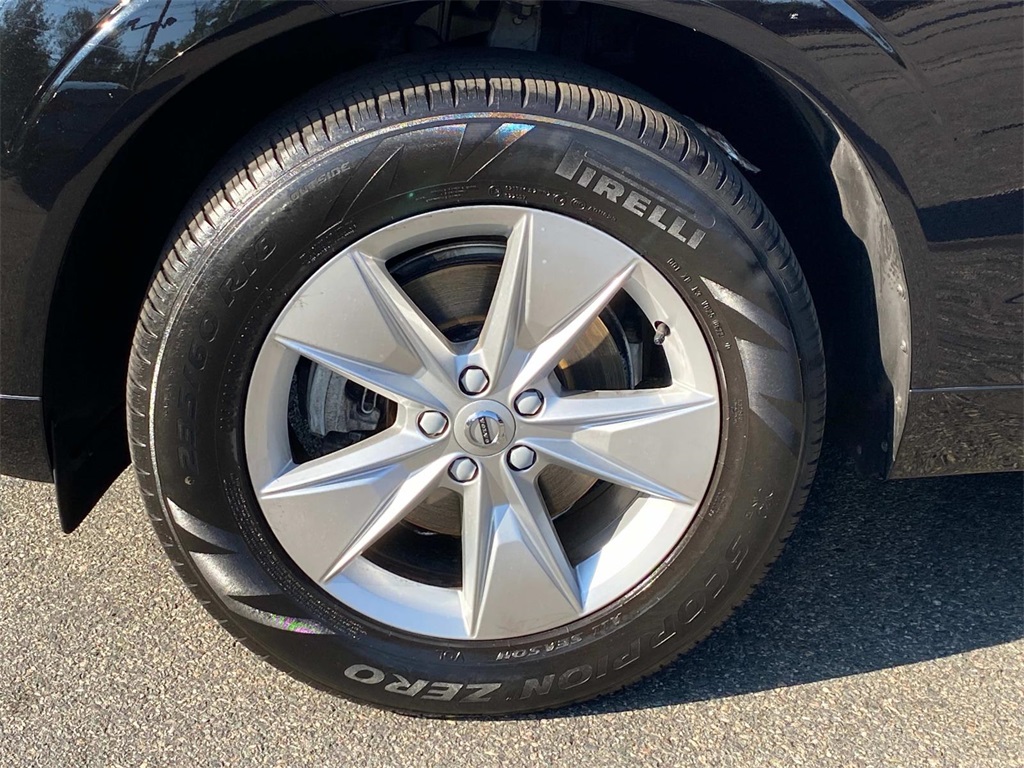 2022 Onyx Black Metallic Volvo XC60 B5 Momentum AWD SUV