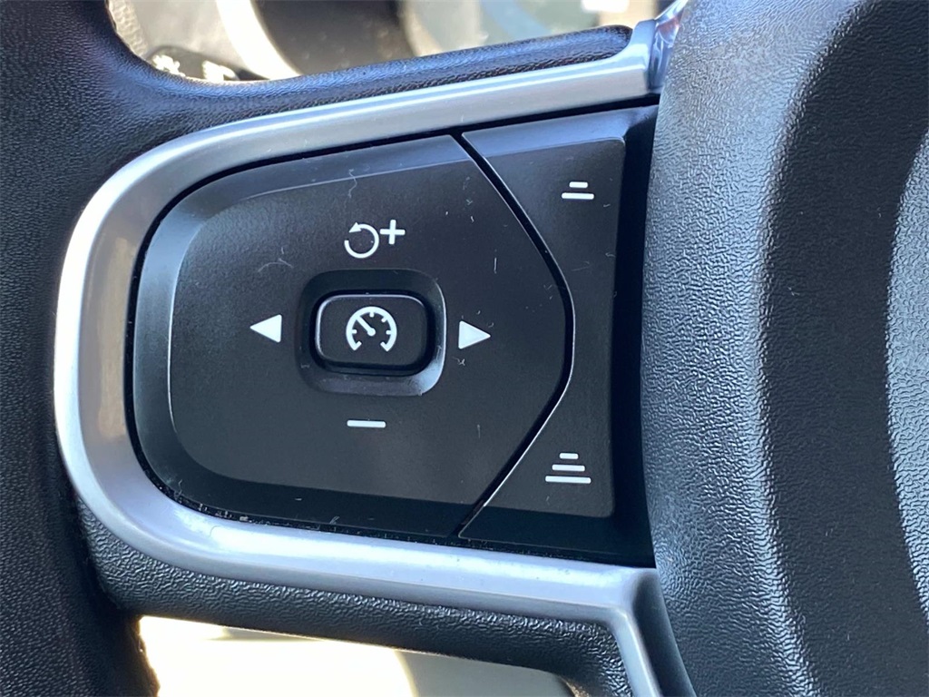 2022 Onyx Black Metallic Volvo XC60 B5 Momentum AWD SUV