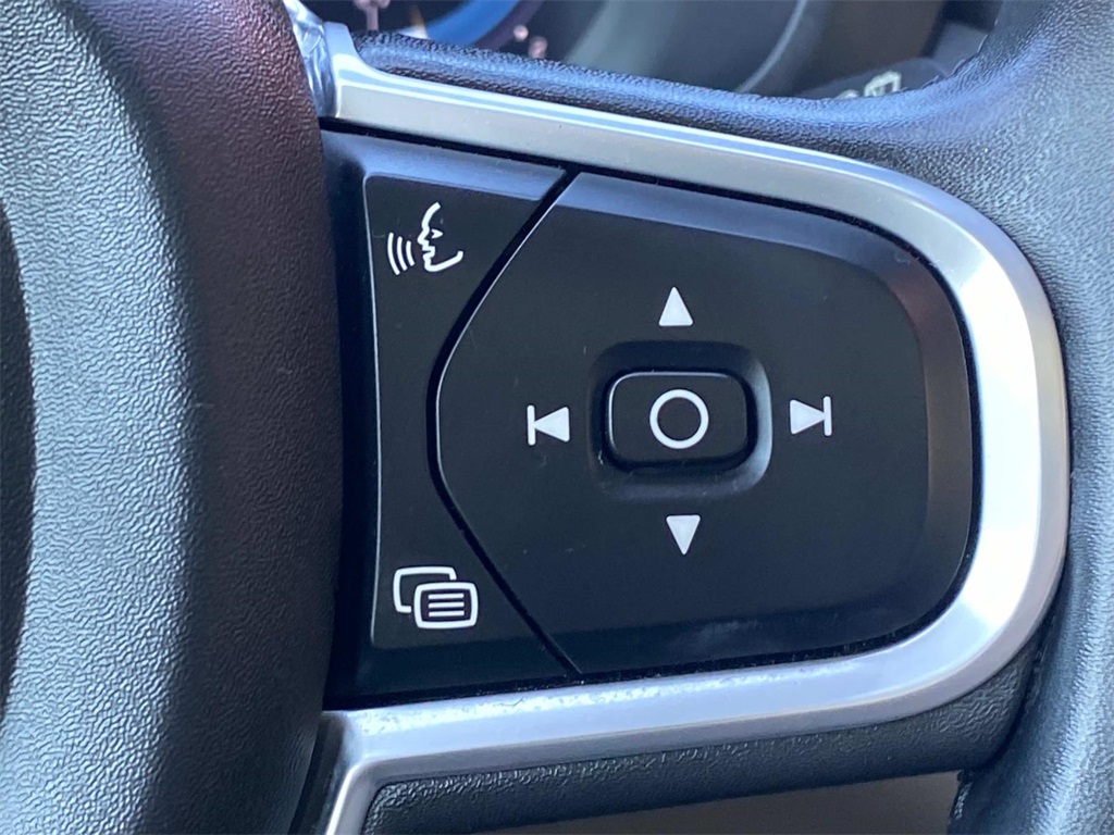 2022 Onyx Black Metallic Volvo XC60 B5 Momentum AWD SUV