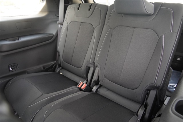 2025 Jeep Grand Cherokee Laredo photo 12