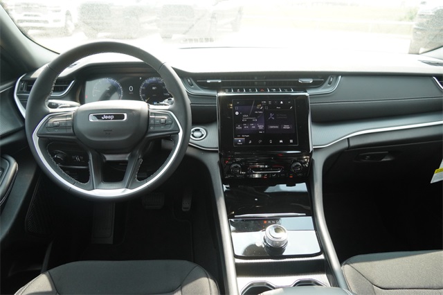2025 Jeep Grand Cherokee Laredo photo 13