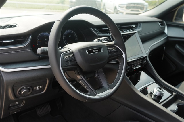 2025 Jeep Grand Cherokee Laredo photo 18