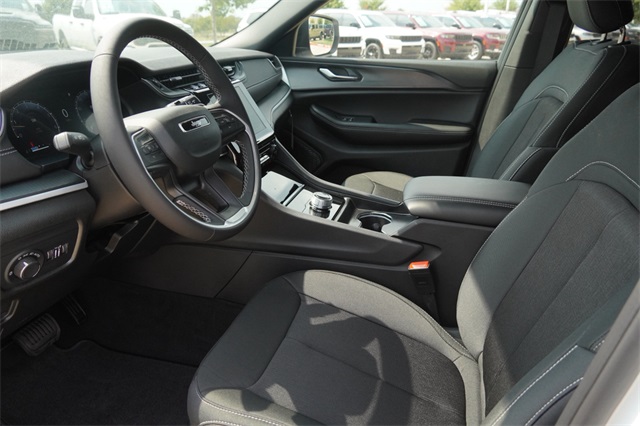 2025 Jeep Grand Cherokee Laredo photo 19