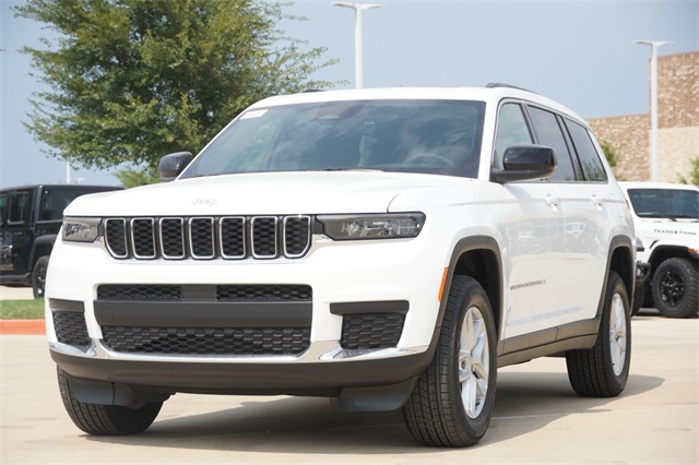 2025 Jeep Grand Cherokee Laredo photo 3