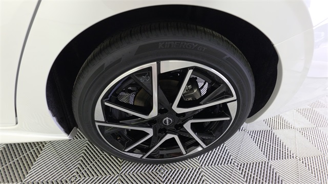 2025 Aspen White Tricoat/Super Black Nissan Sentra SR FWD Sedan