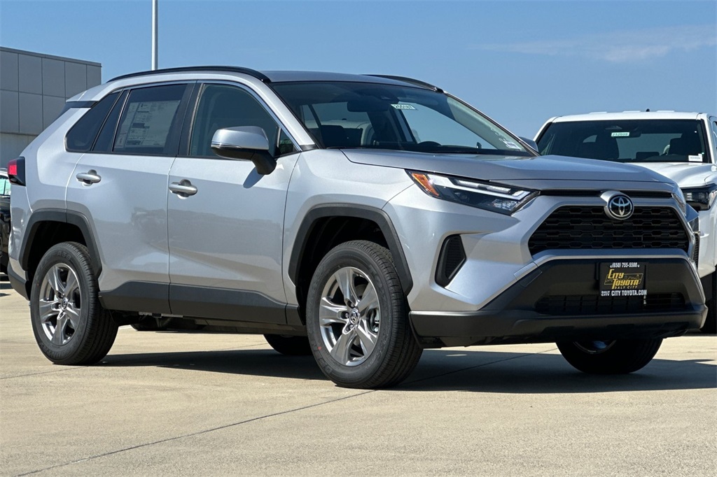 2025 Toyota RAV4 XLE photo 2