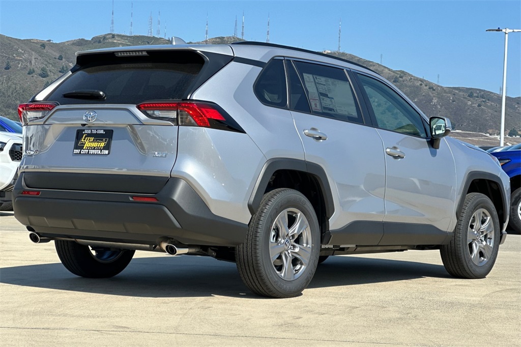 2025 Toyota RAV4 XLE photo 4