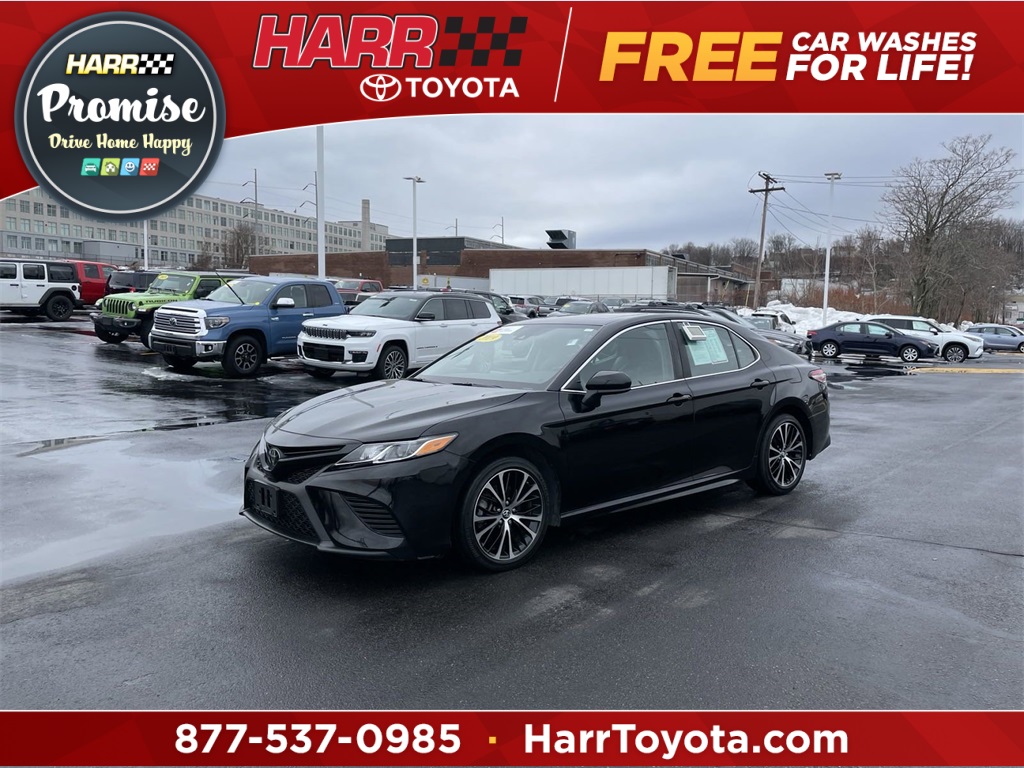 2019 Toyota Camry SE's photo