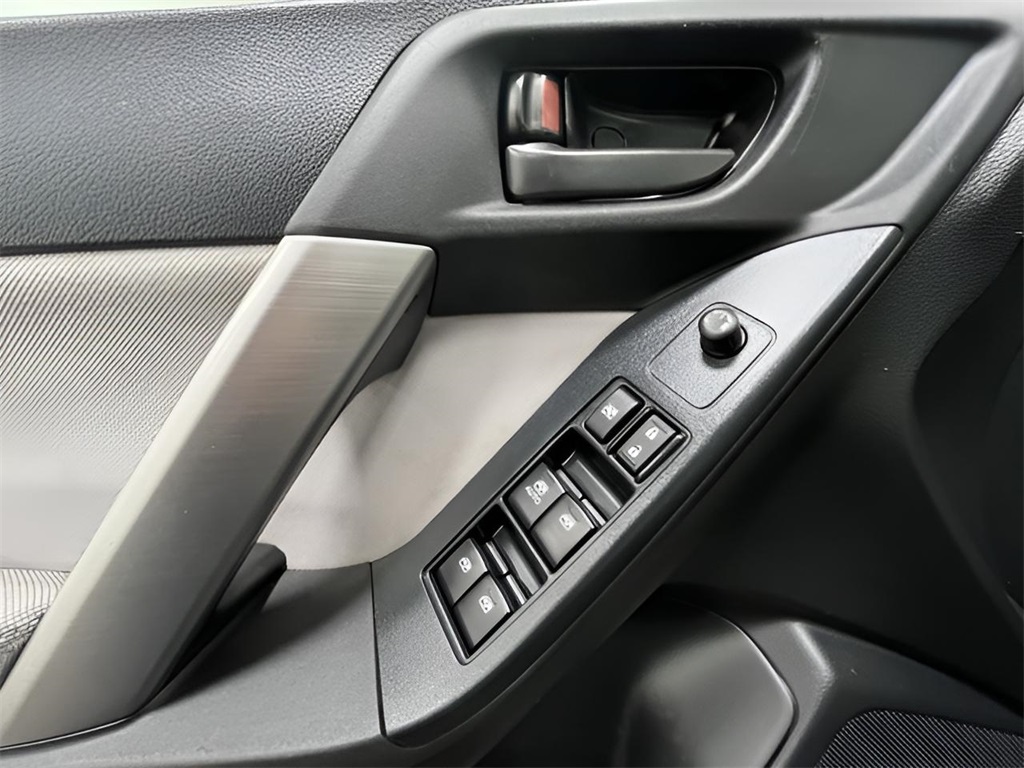 2015 Subaru Forester 2.5i Premium photo 4