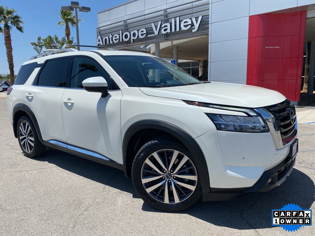 2022 Nissan Pathfinder Platinum's photo