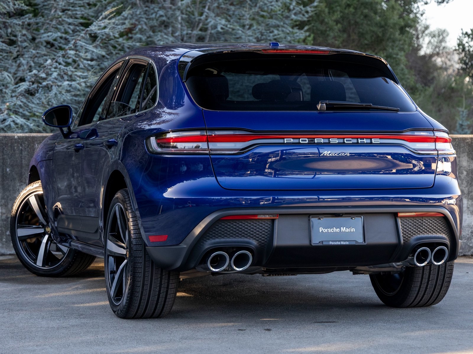 2025 Porsche Macan Base photo 2