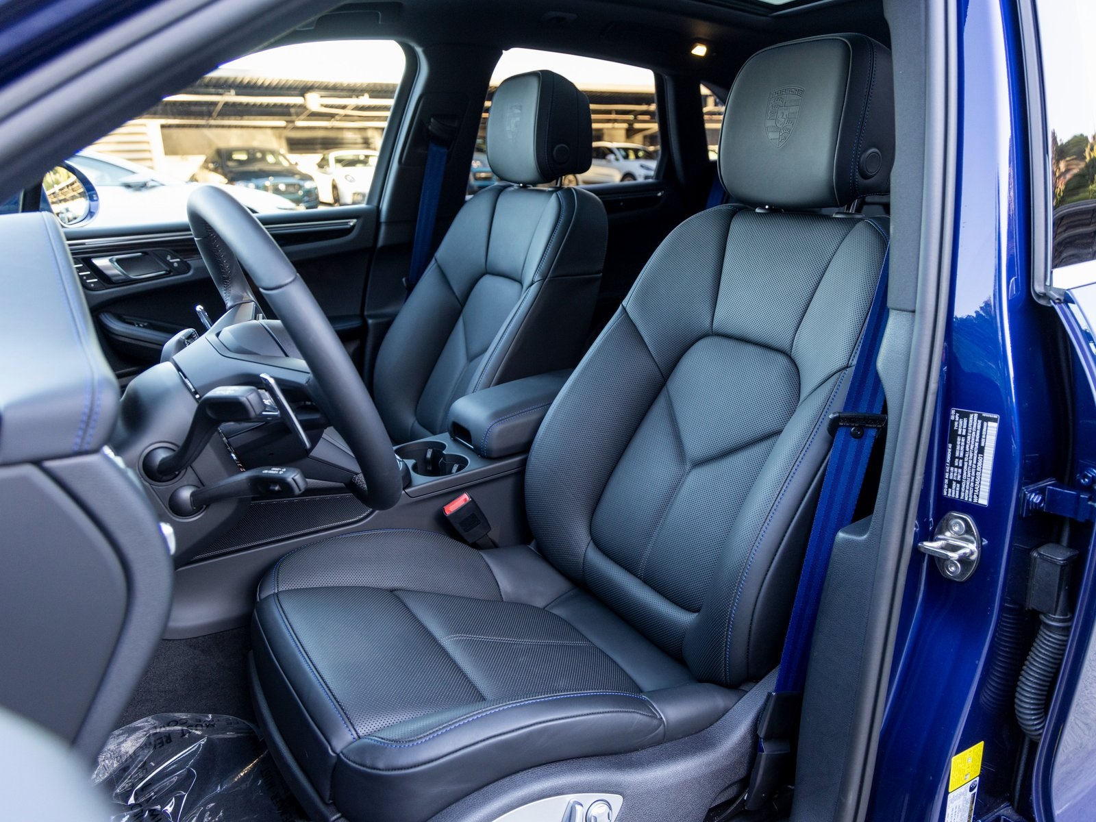 2025 Porsche Macan Base photo 4